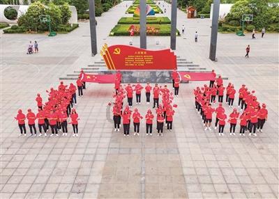 忻州定襄一处墙体坍塌致多车被砸，目击者：墙上贴着“围墙年代久远，严禁驻足停车”等警示牌